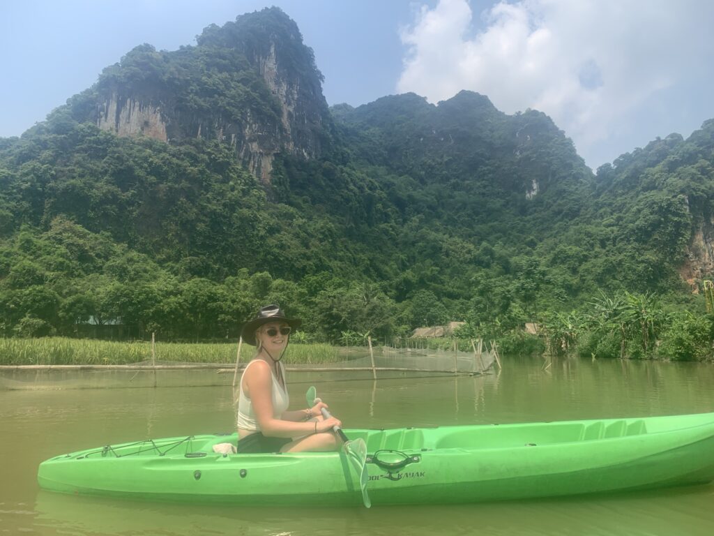 Đi xe máy băng qua cánh đồng lúa